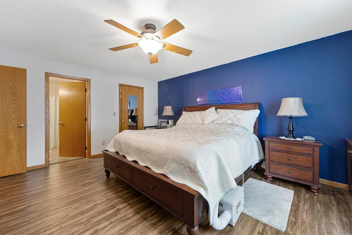 26 Main bedroom.jpg