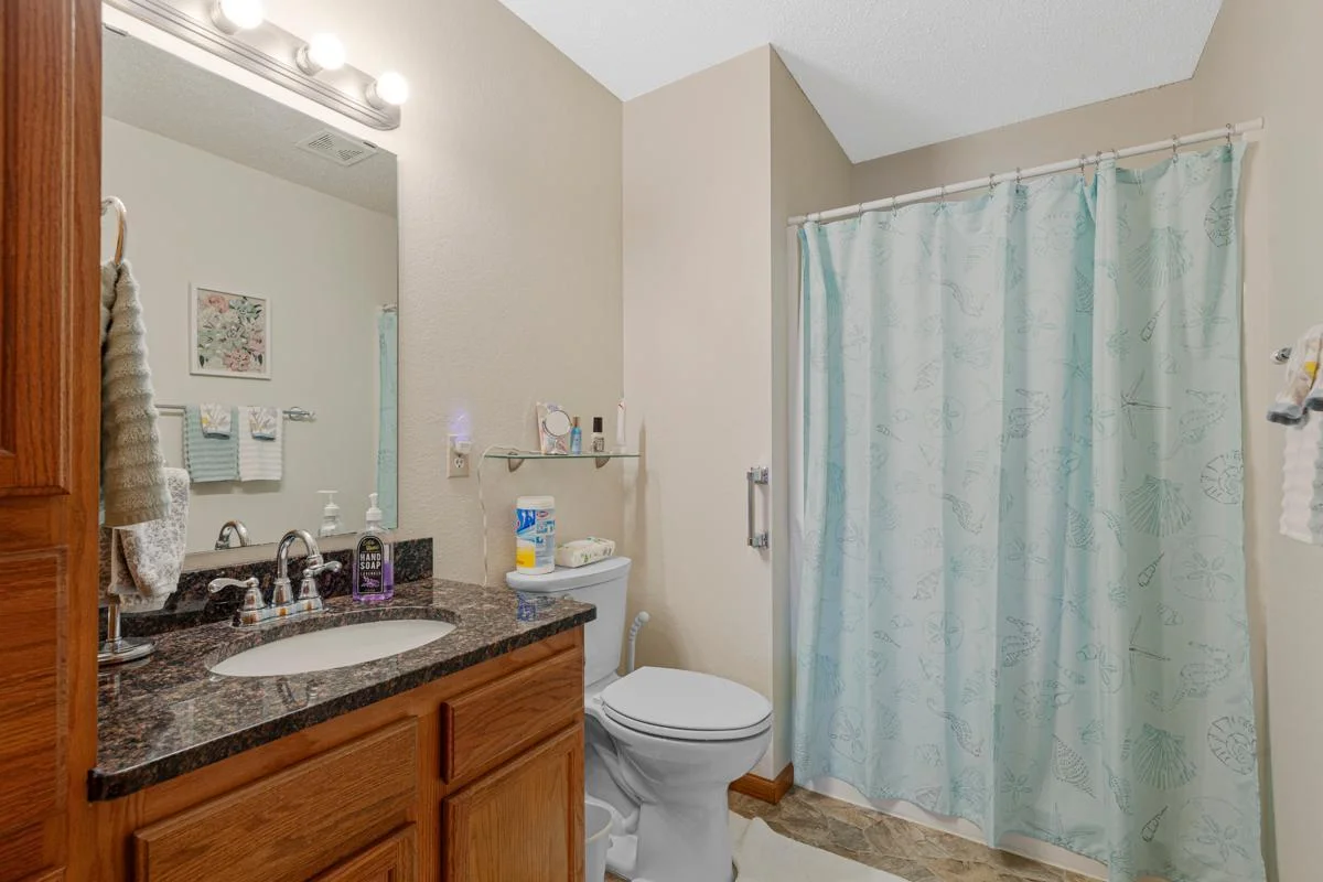 27 Main bathroom.jpg