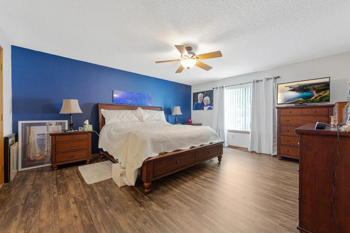 25 Main bedroom.jpg