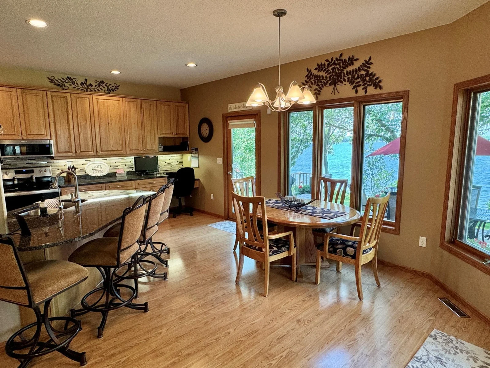 9-Dining area - lake view