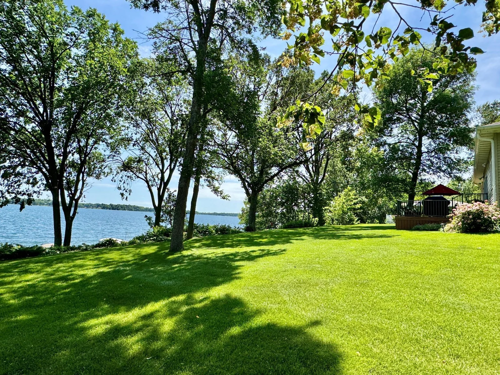 25-Lake side yard