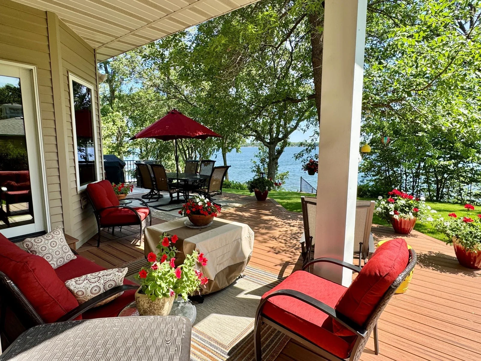 4-Lakeside deck