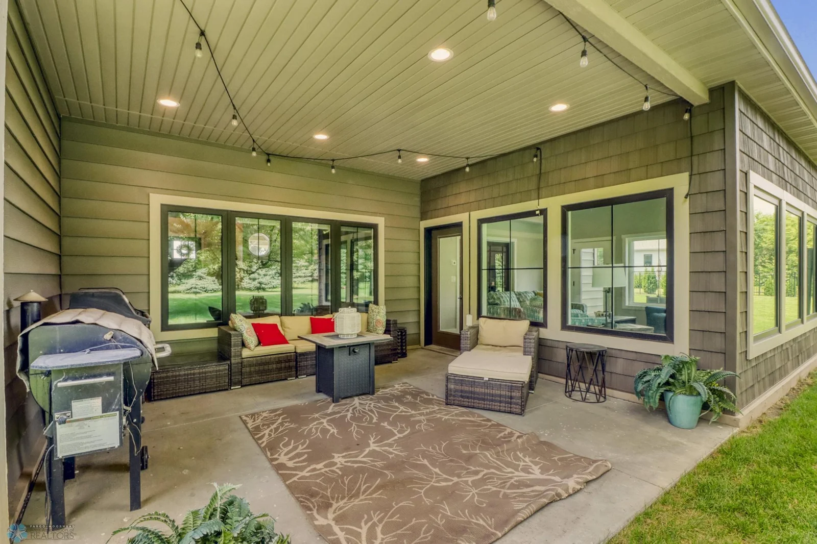 Backyard_Patio1_0.JPG