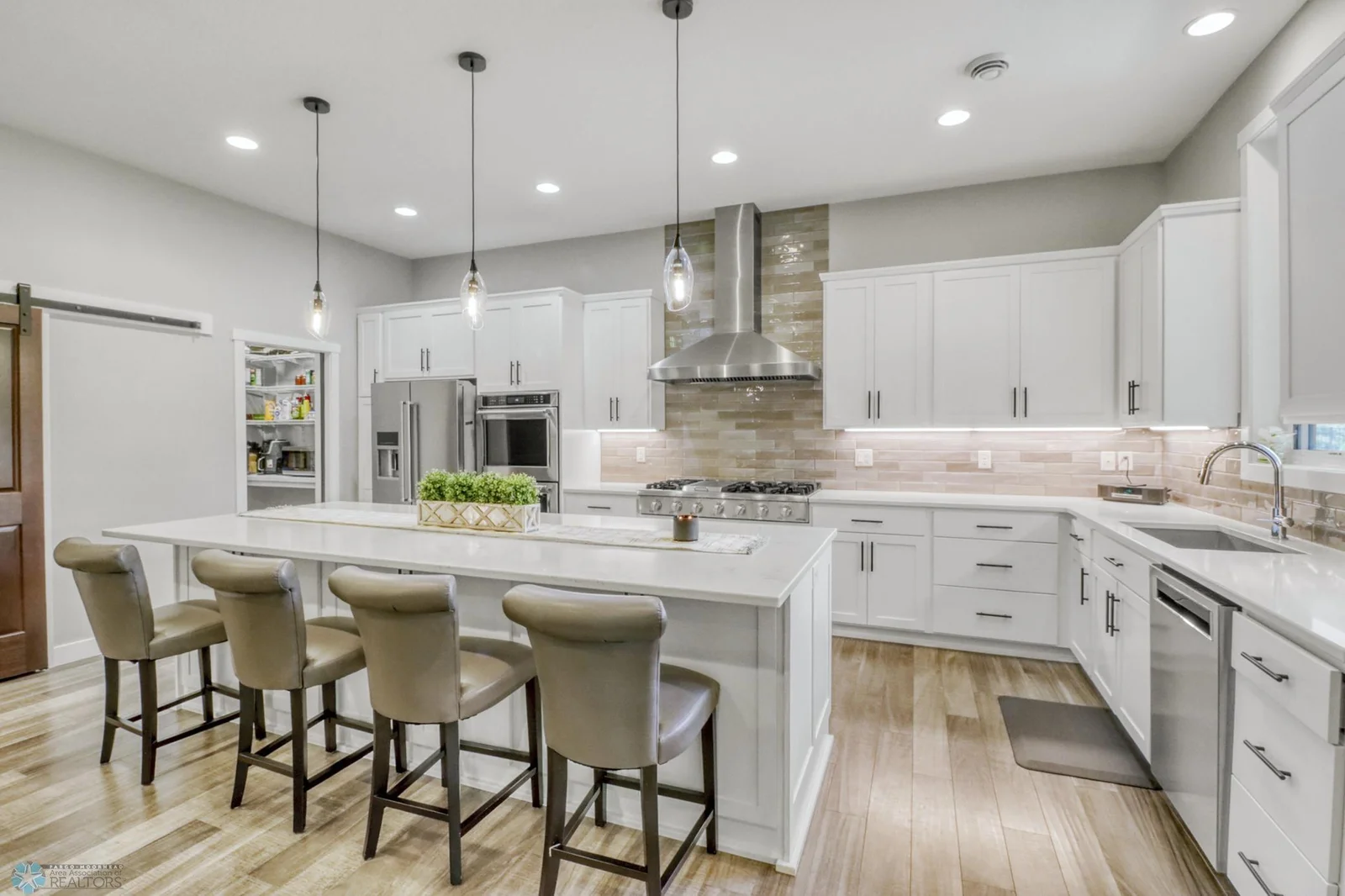 Kitchen1_2.JPG