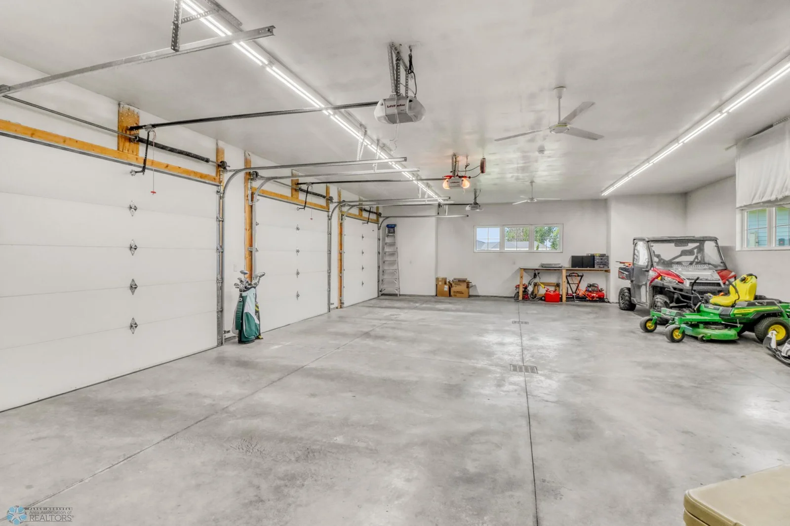 Garage1_1.JPG