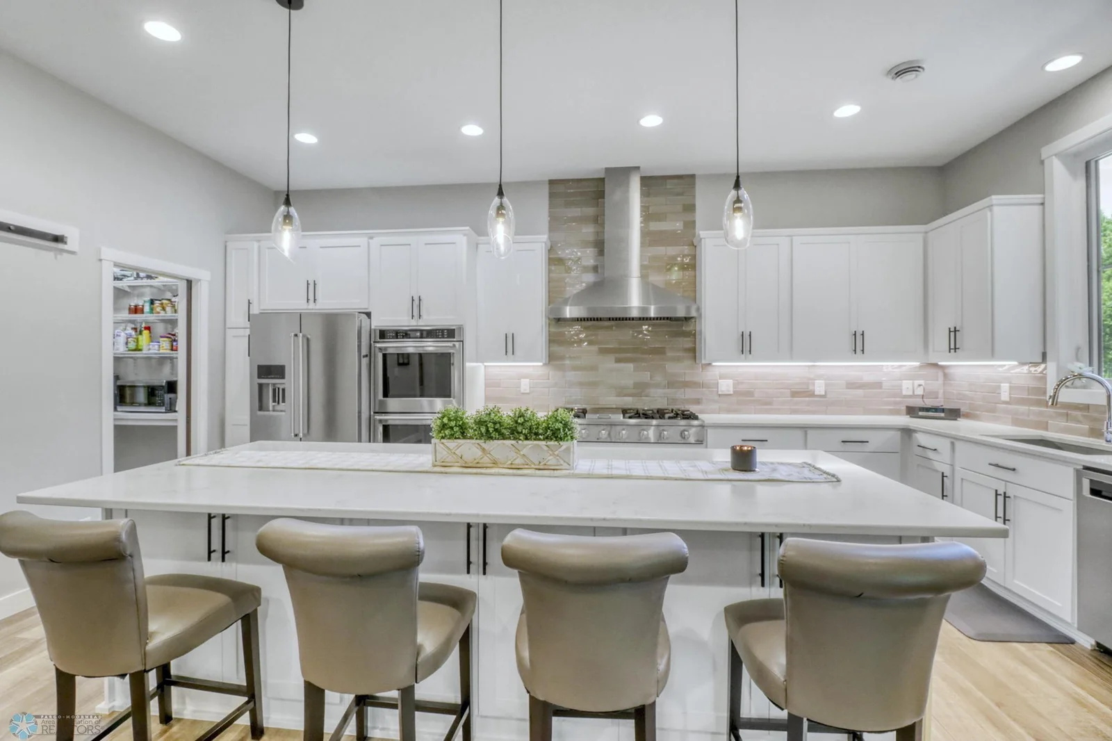 Kitchen1_1.JPG