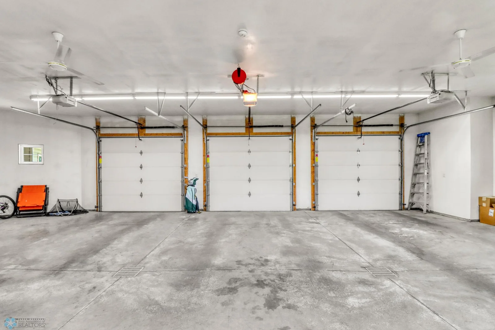 Garage1_0.JPG