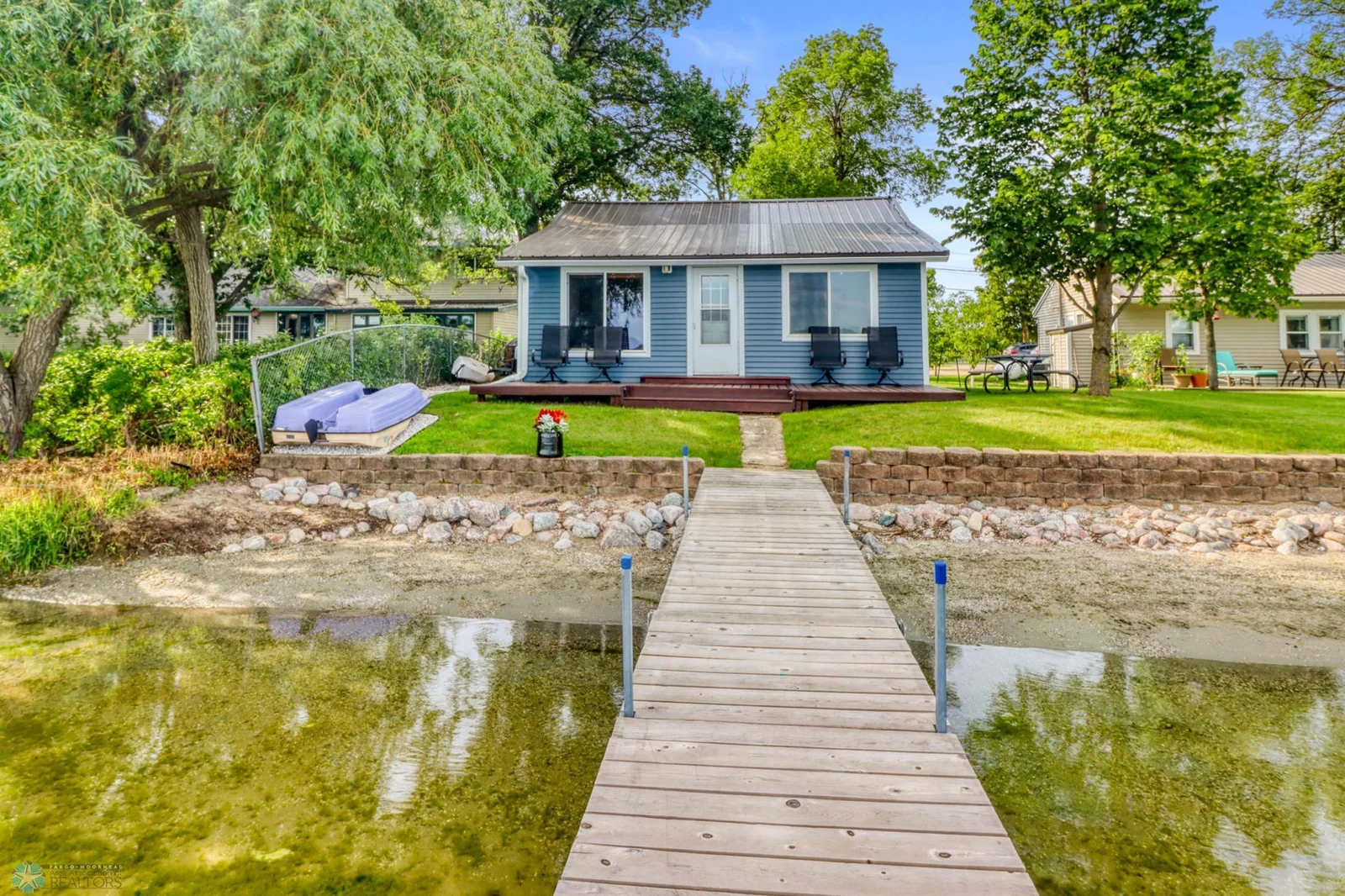Exterior_lake1_3.JPG