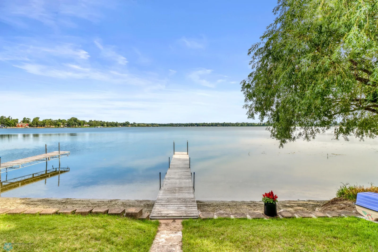 Exterior_lake1_0.JPG