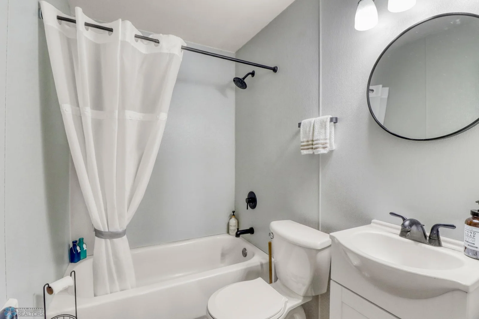 15Bathroom1_1.JPG