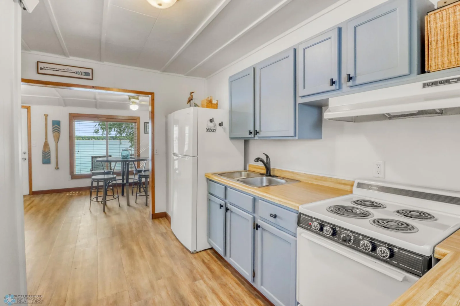 4Kitchen1_0.JPG
