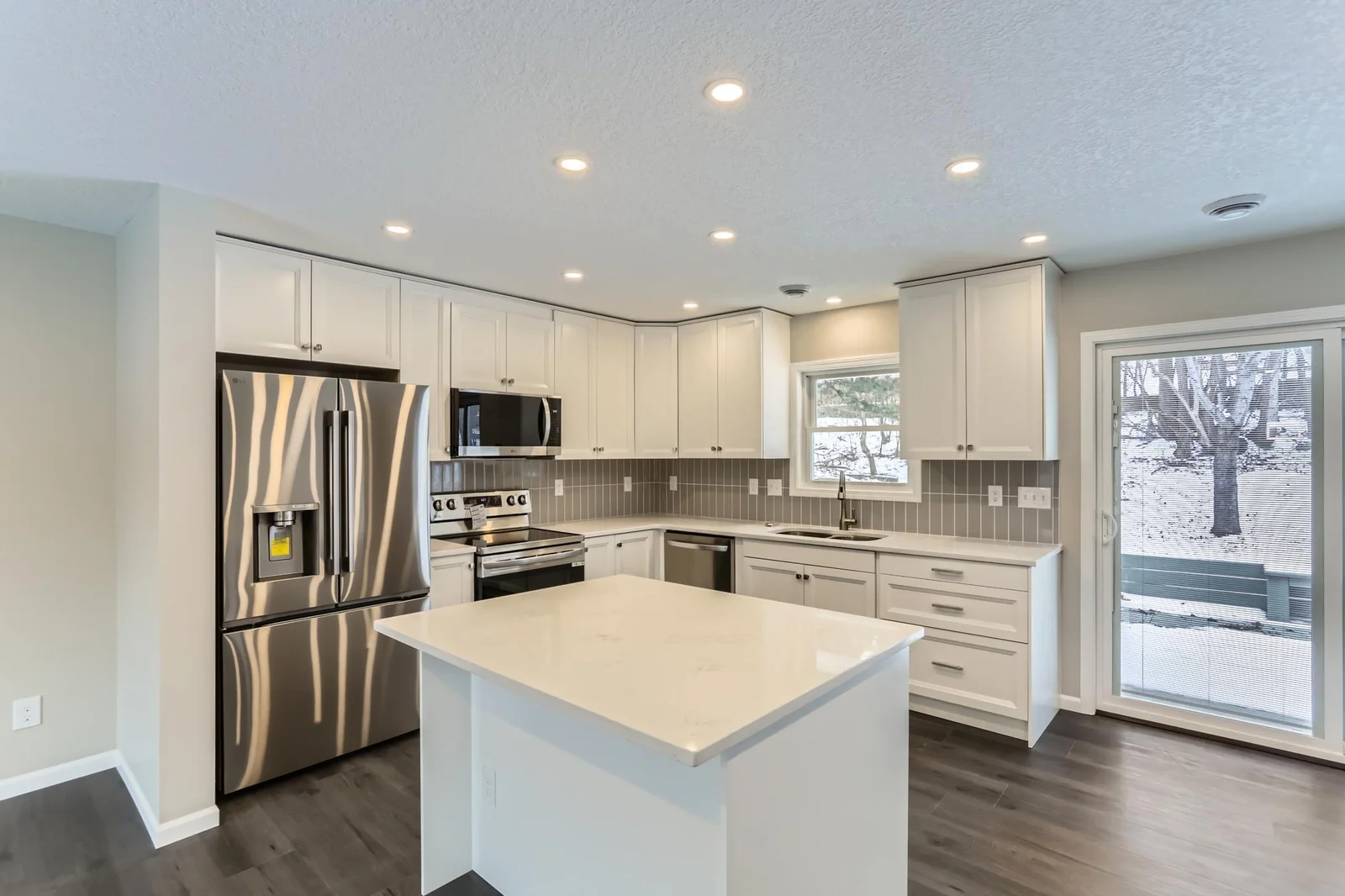 2740 County Rd E - Web Quality - 012 - 11 Kitchen.jpg