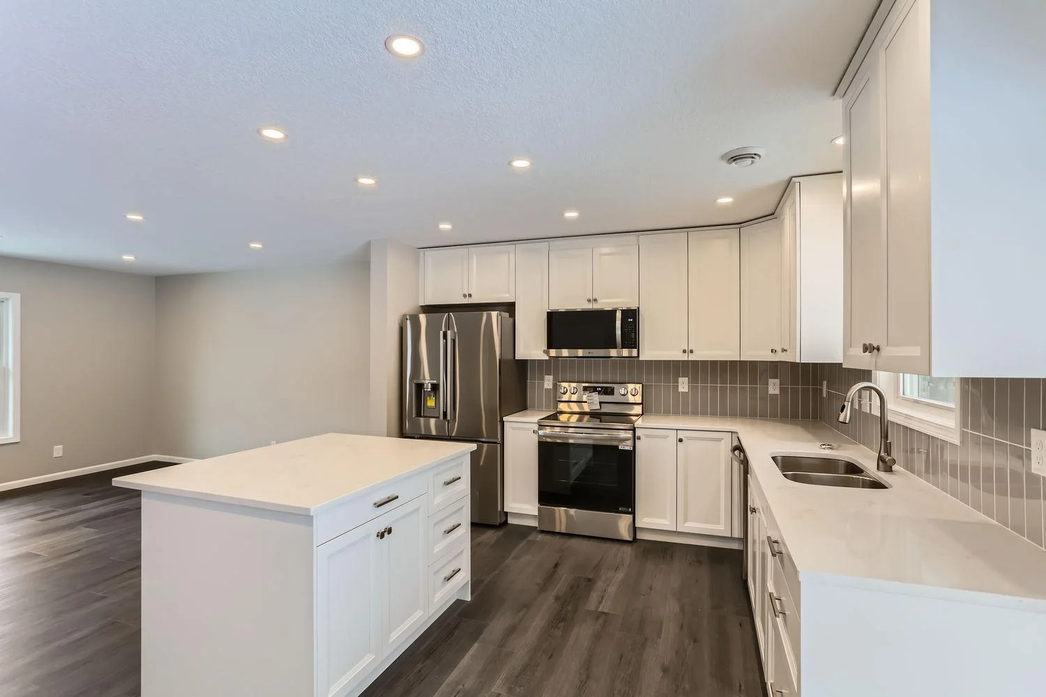 2740 County Rd E - Web Quality - 011 - 10 Kitchen.jpg