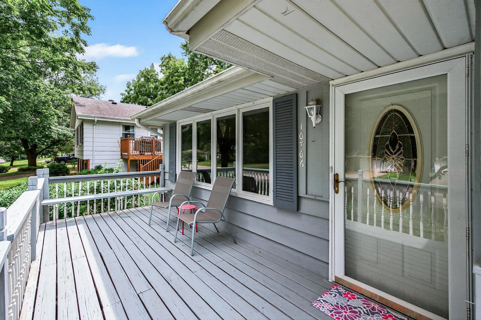Welcoming front deck