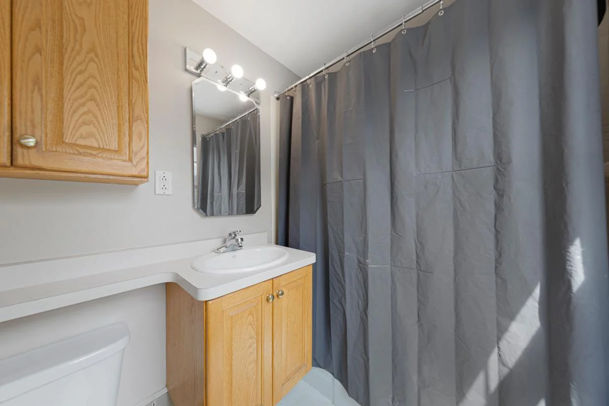 23 Bathroom.jpg