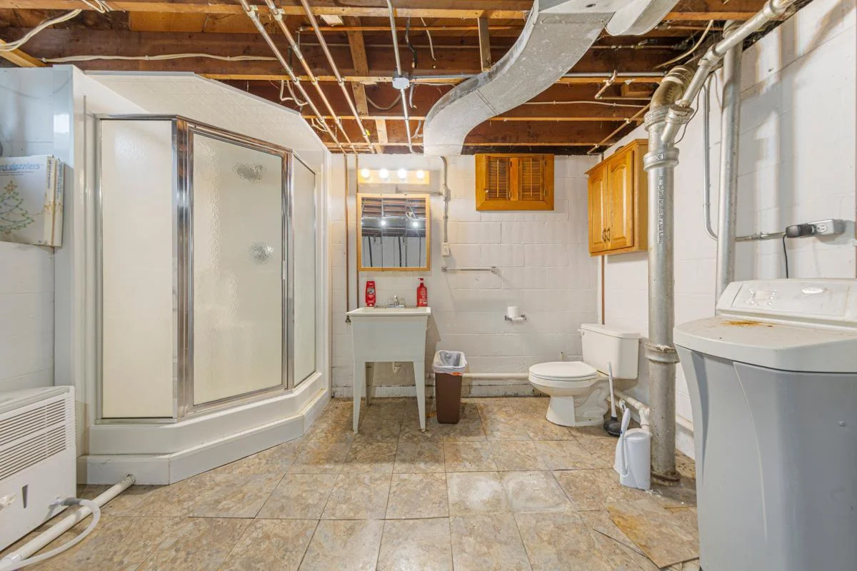 31 Bathroom_lower.jpg