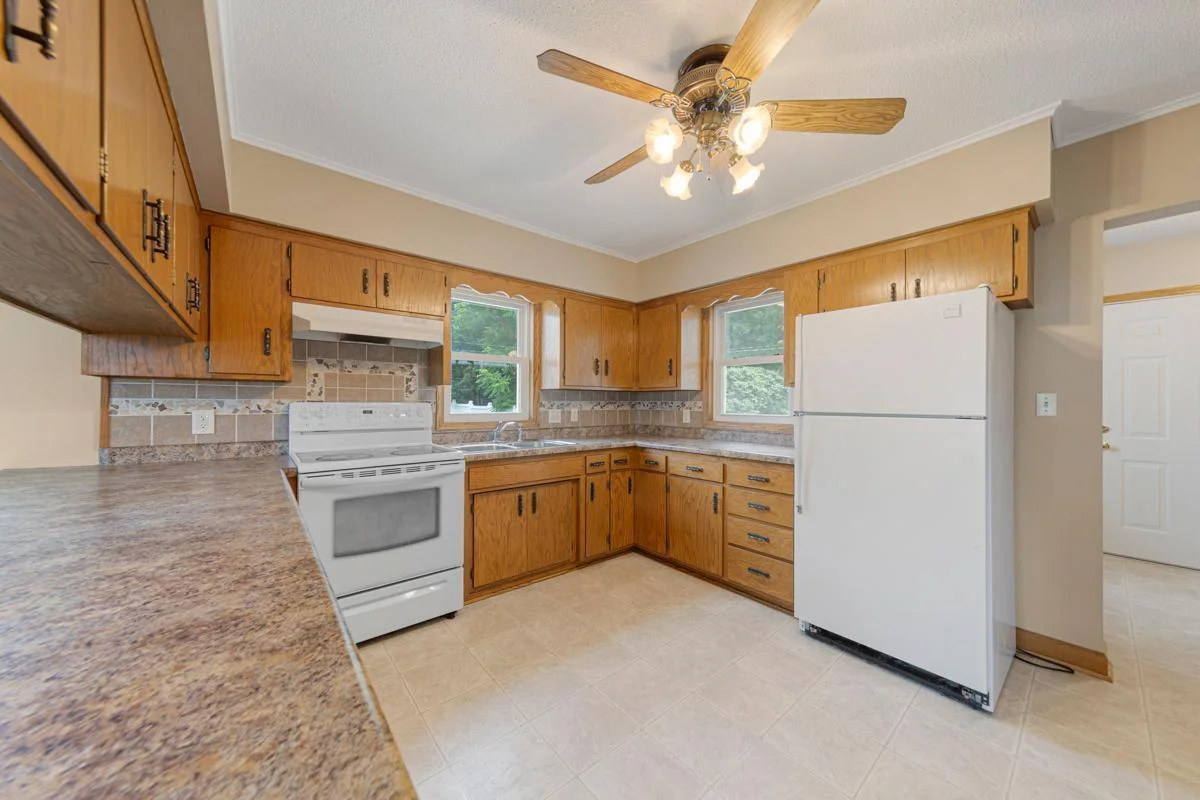 16 Kitchen.jpg