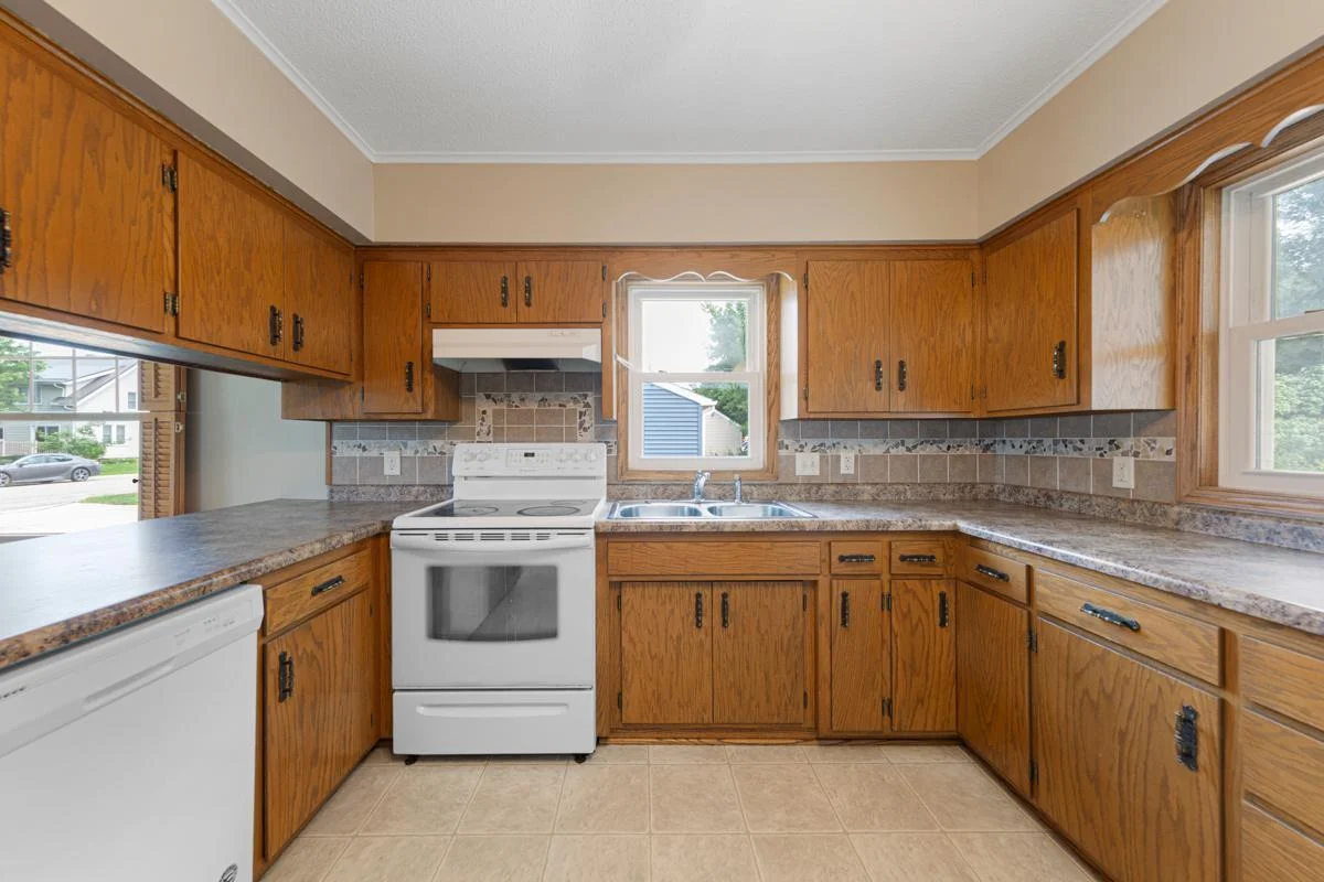 17 Kitchen.jpg