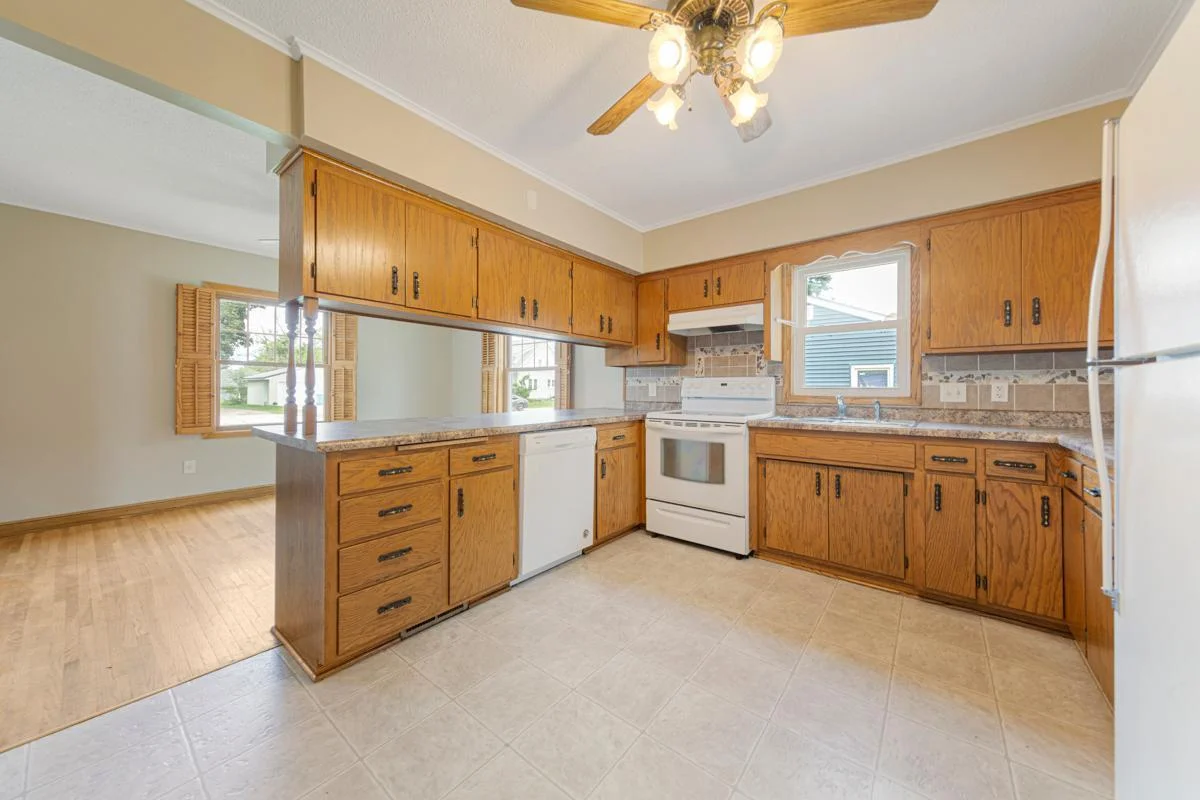 15 Kitchen.jpg