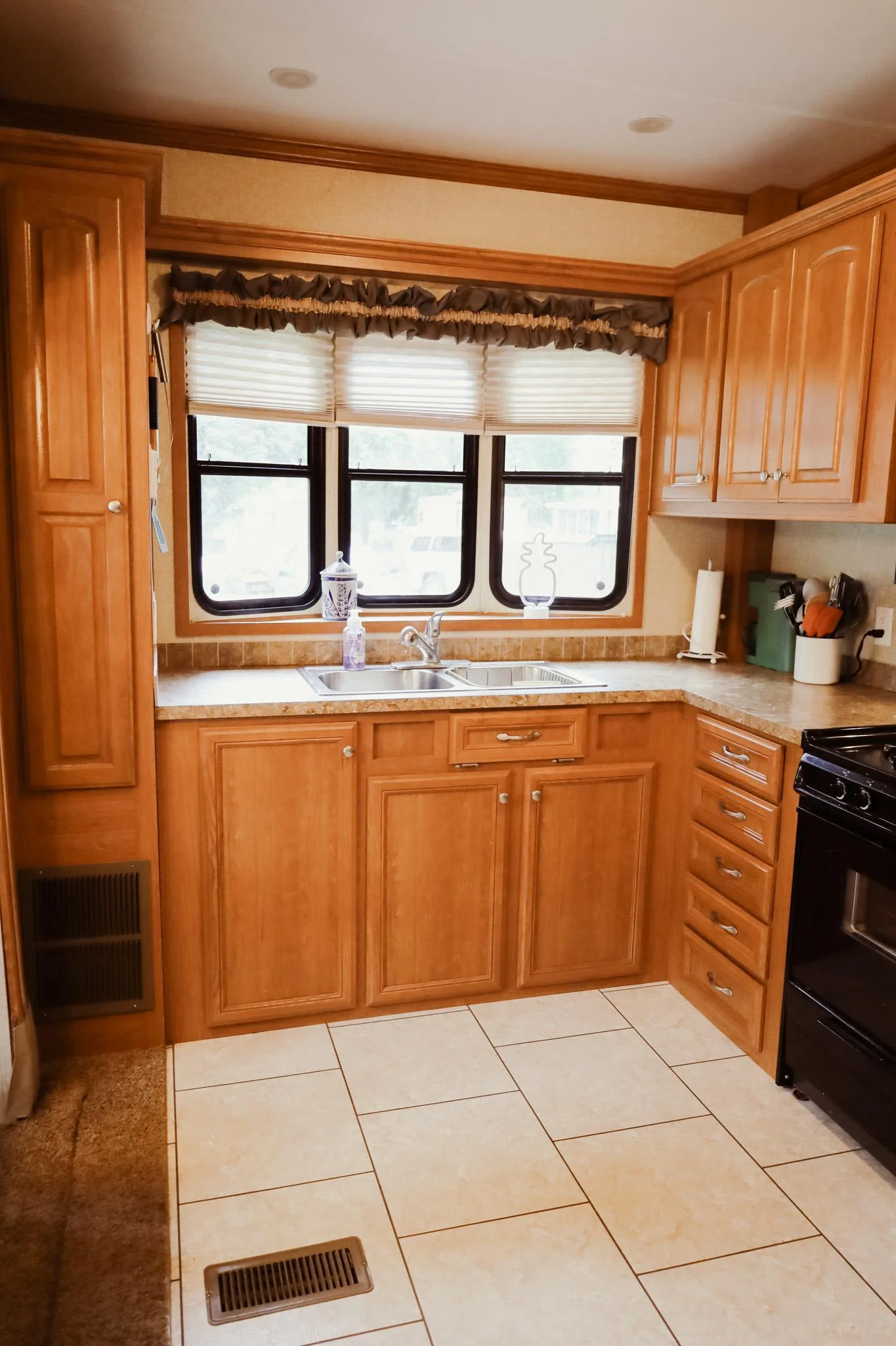 Kitchen w/full size appliances