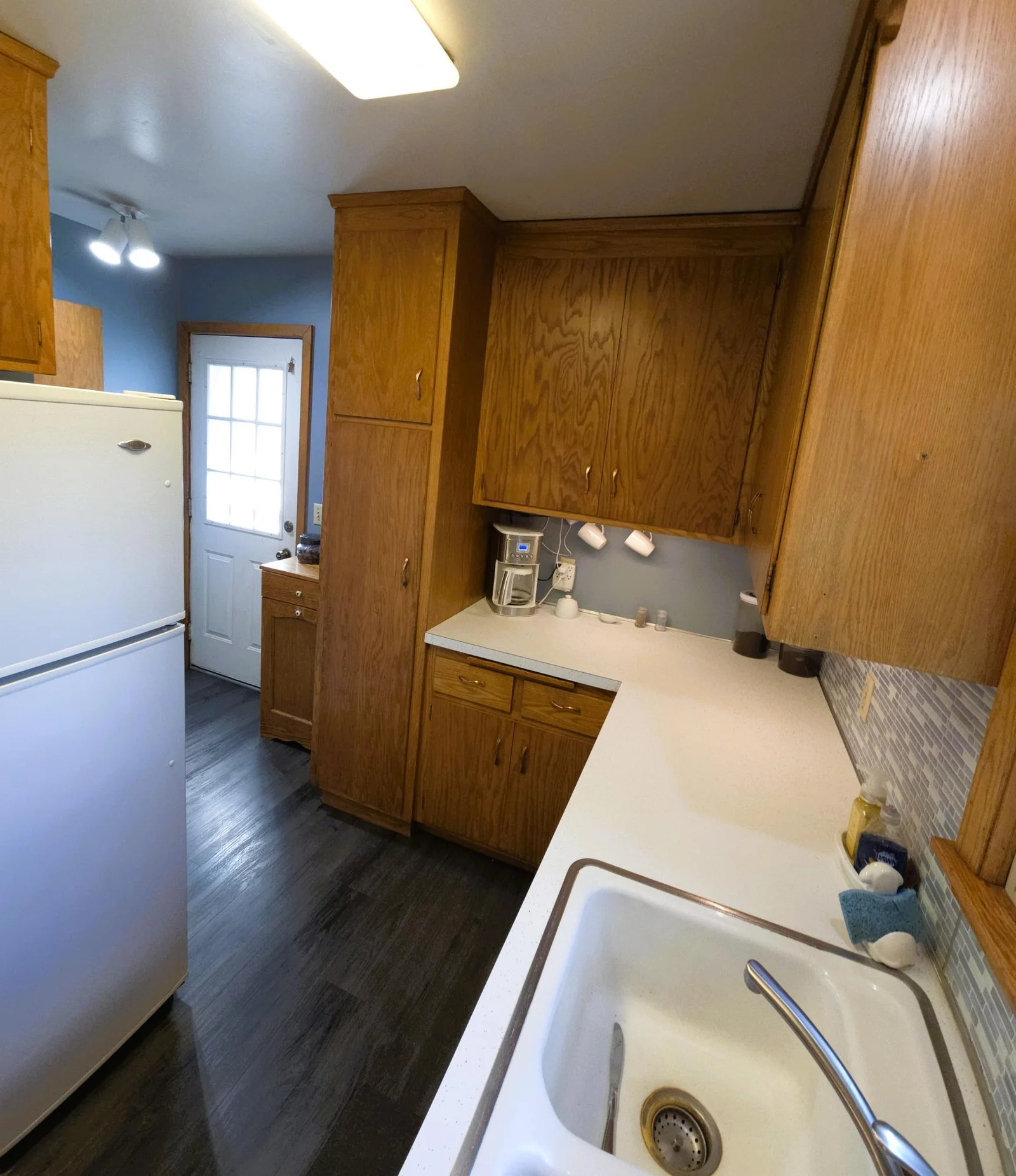 719 kitchen2.jpg