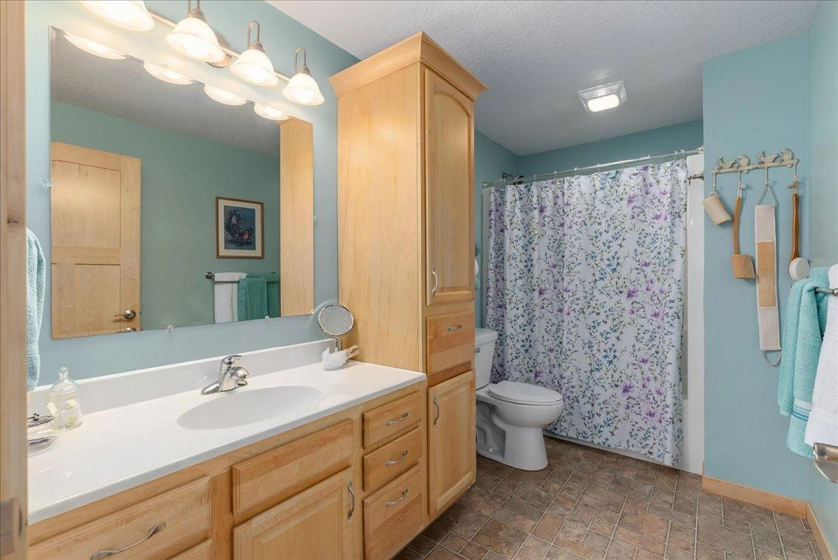 15-Bathroom.jpg