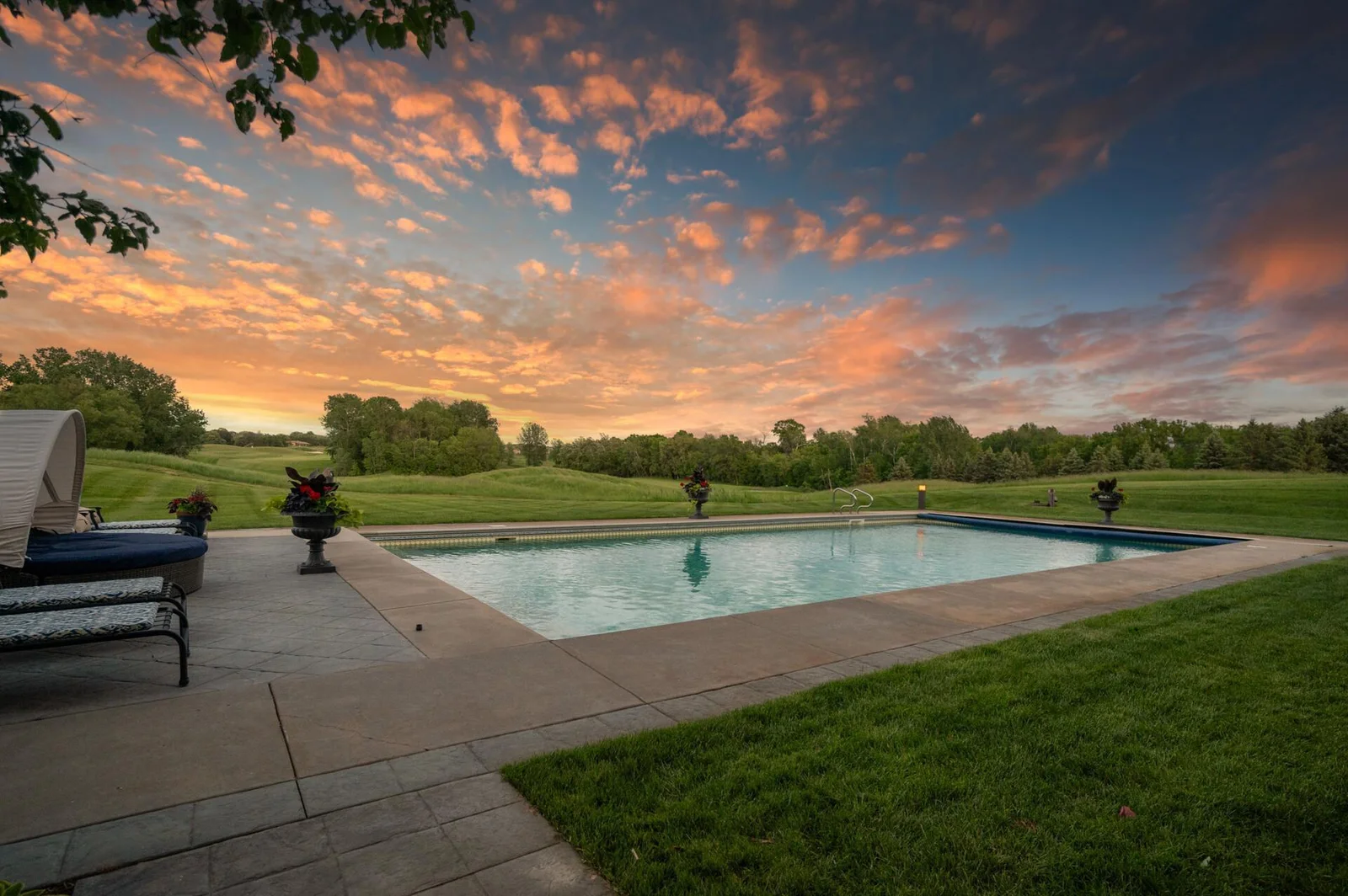 Imagine unwinding by the pool at twilight, enjoying the tranquil atmosphere and the stunning views.