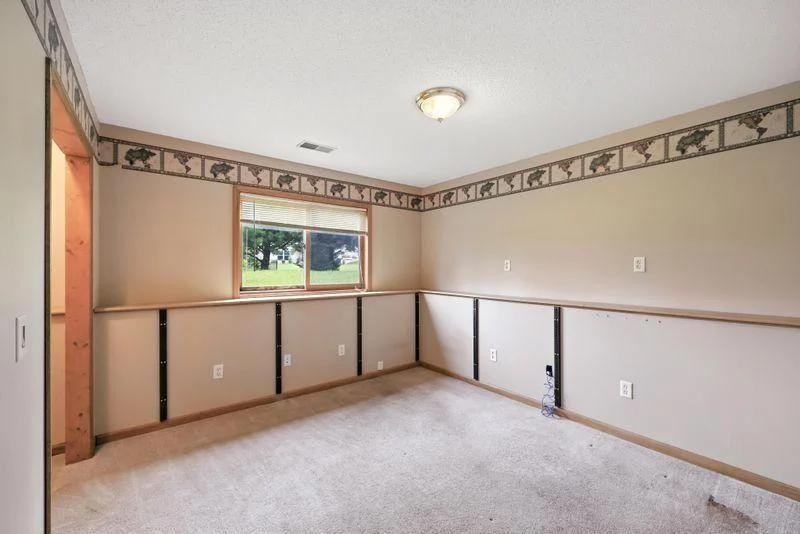 Lower level large bedroom 4 (3x13)