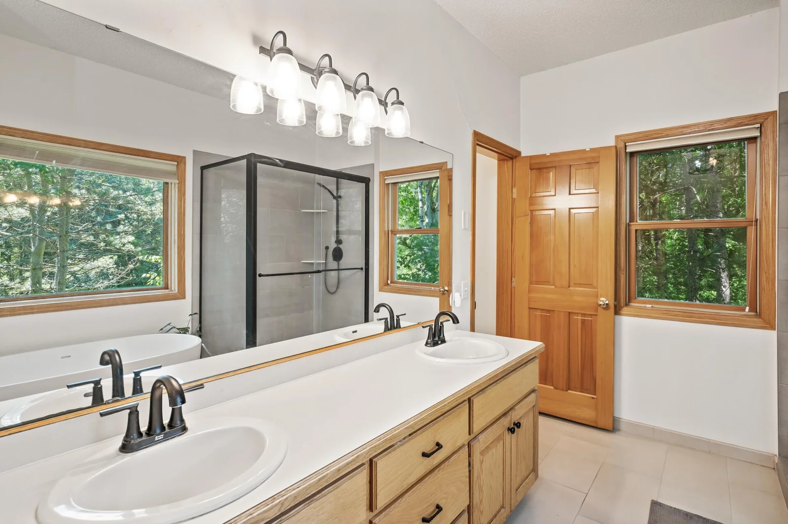 Double vanity in primary bathroom