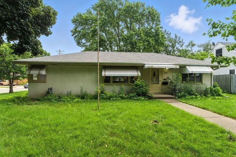1 Level living in convenient Richfield location