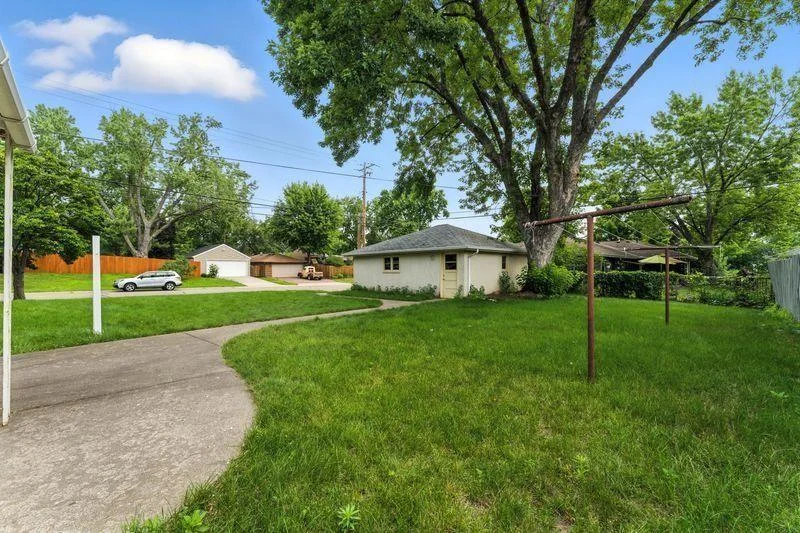 1 Level living in convenient Richfield location
