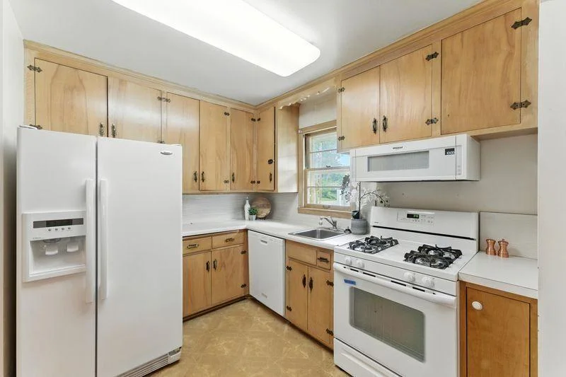 Main level kitchen/dining