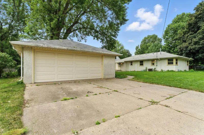 1 Level living in convenient Richfield location