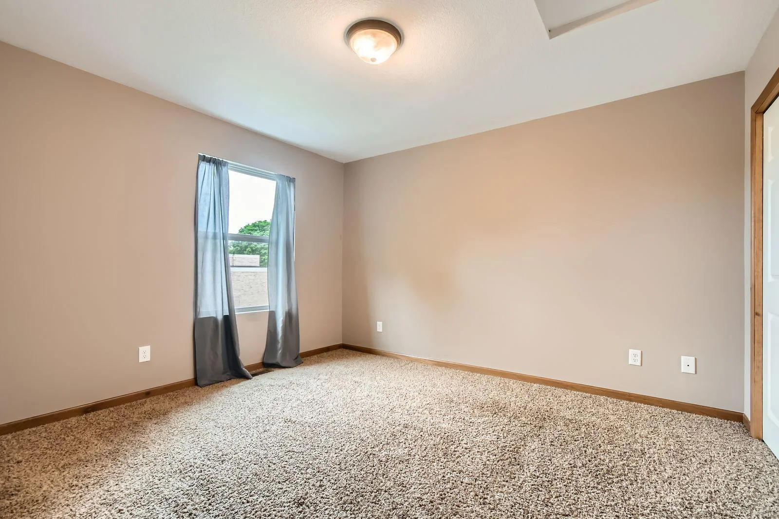 314 7th Street East - Web Quality - 019 - 20 2nd Floor Bedroom.jpg