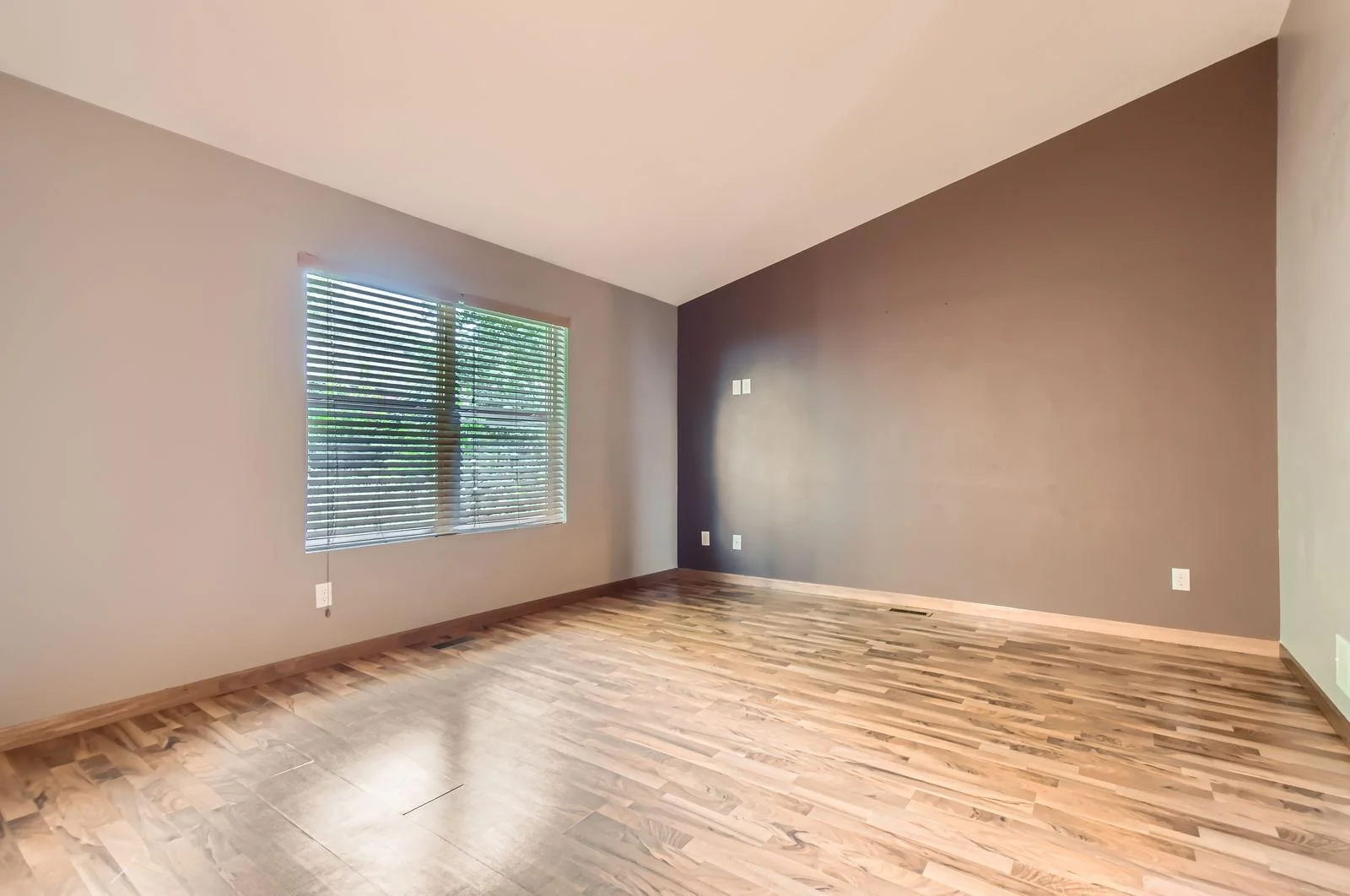 314 7th Street East - Web Quality - 007 - 06 Living Room.jpg