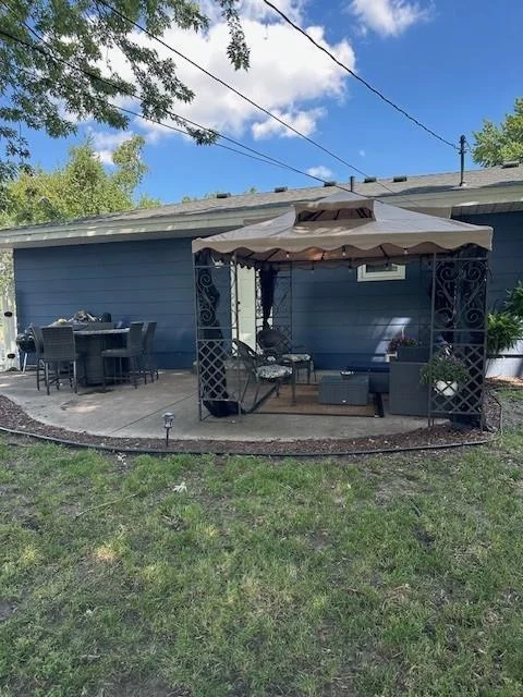 Backyard patio.jpg