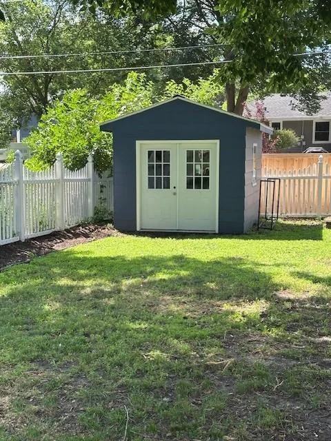 Cute shed.jpg