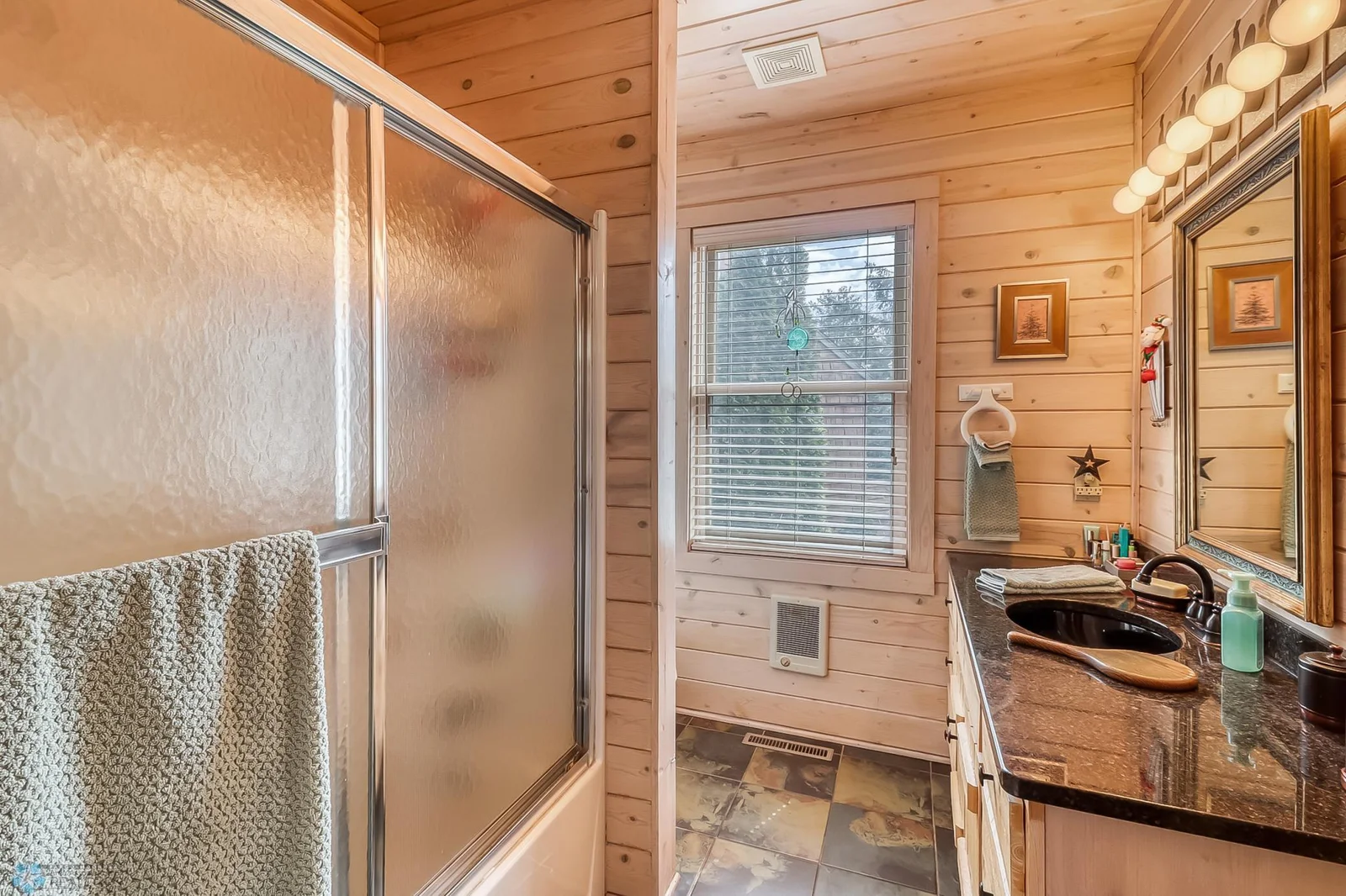 Master Bathroom1_0.jpg