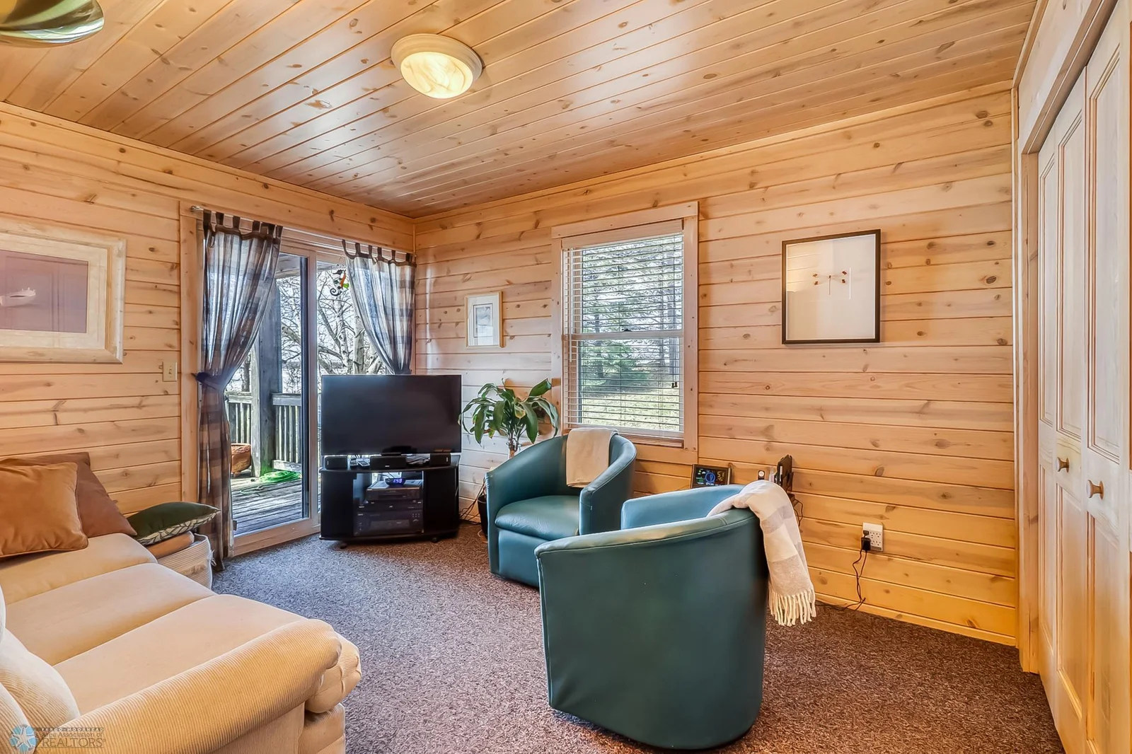Familyroom1_1.jpg