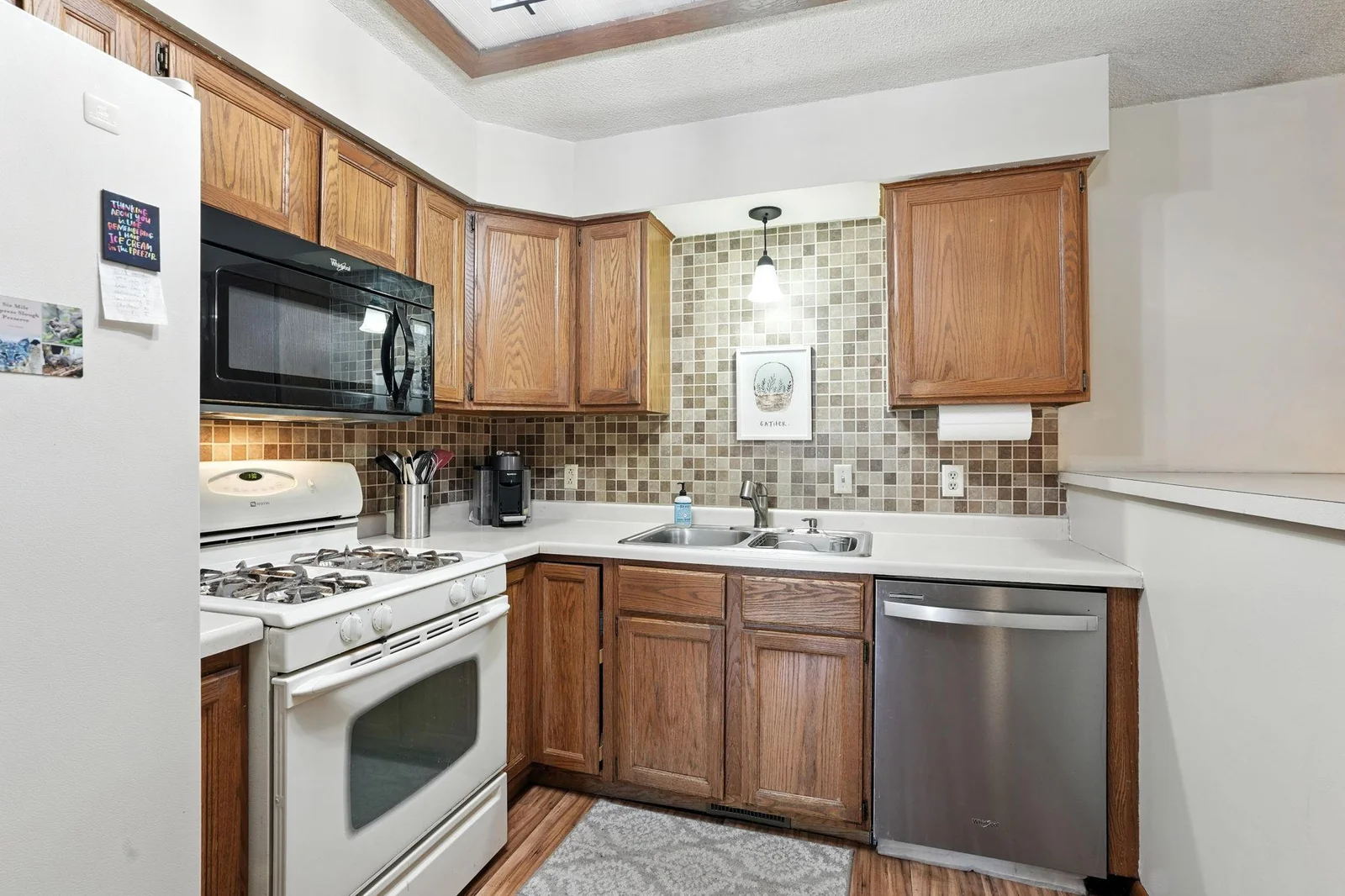 Gas stove is a favorite for this seller! Dishwasher is newer.