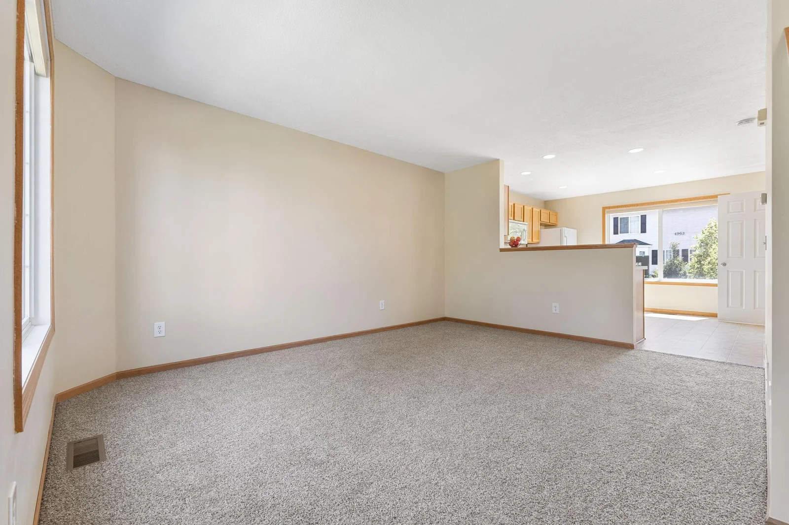 Good Size Livingroom with New carpet