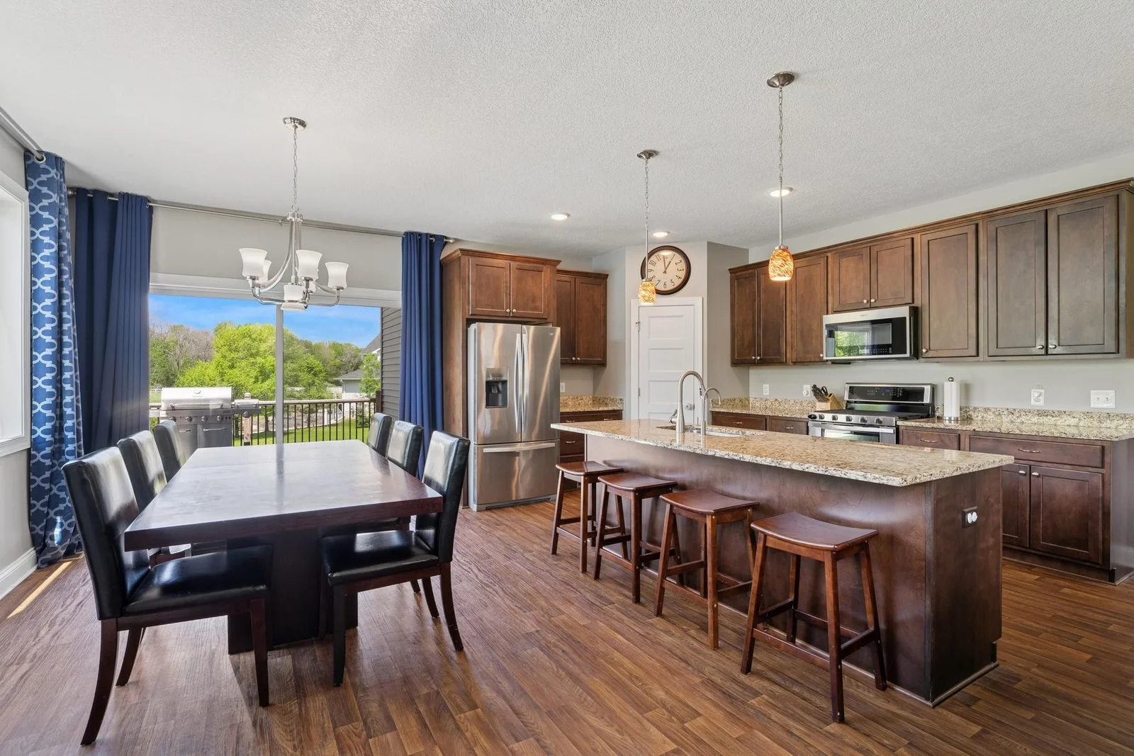 Space to eat at the island or space for a large dining table.