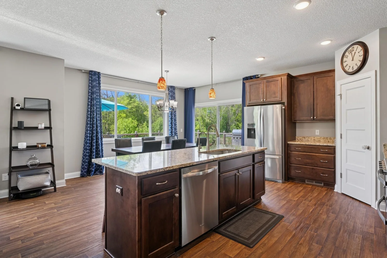 Huge island and granite counters