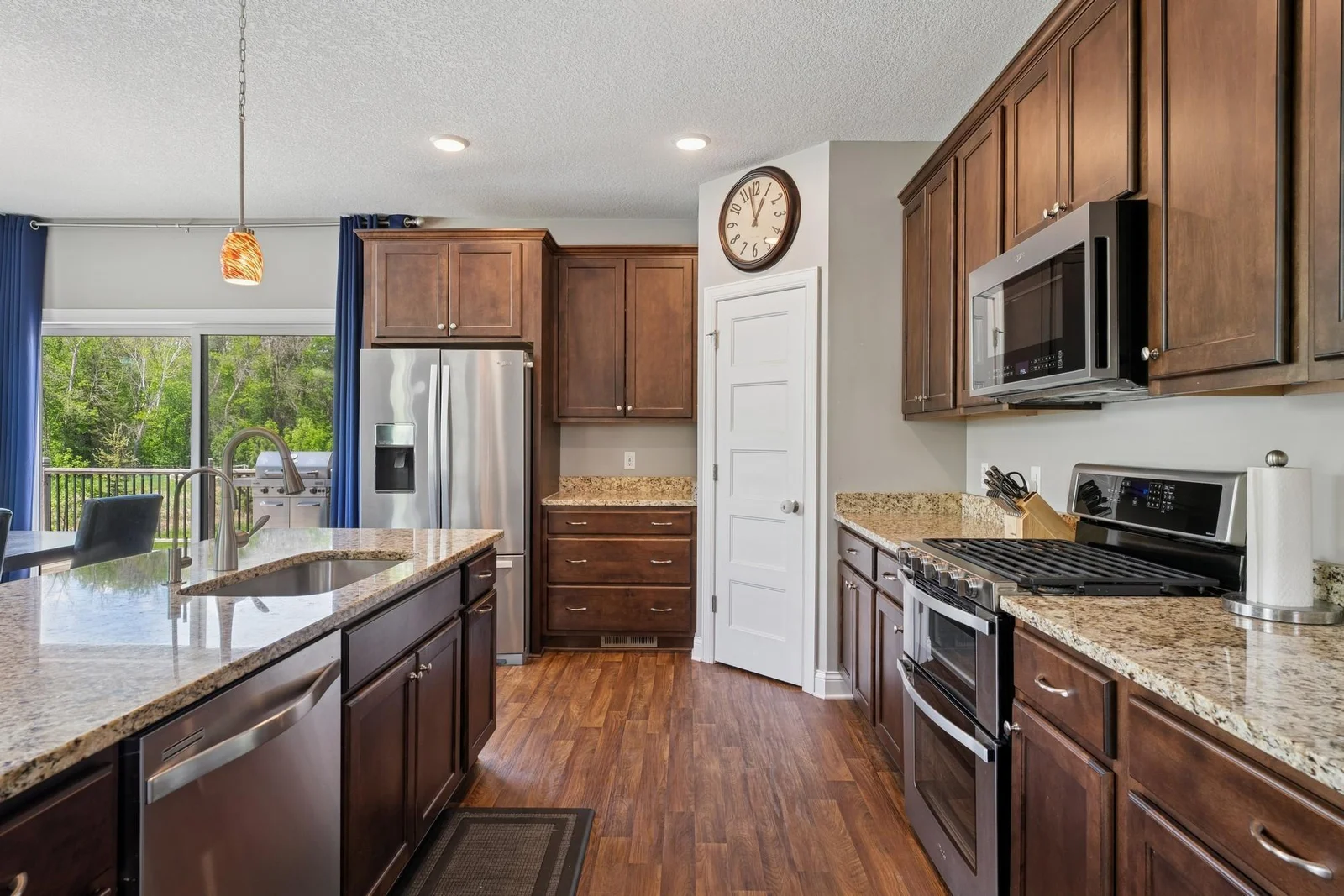 Walk in pantry and SS appliances