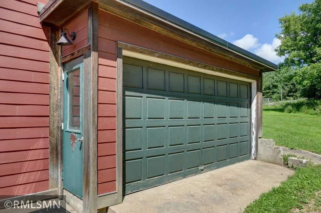 Attached garage w/o direct access to the home.