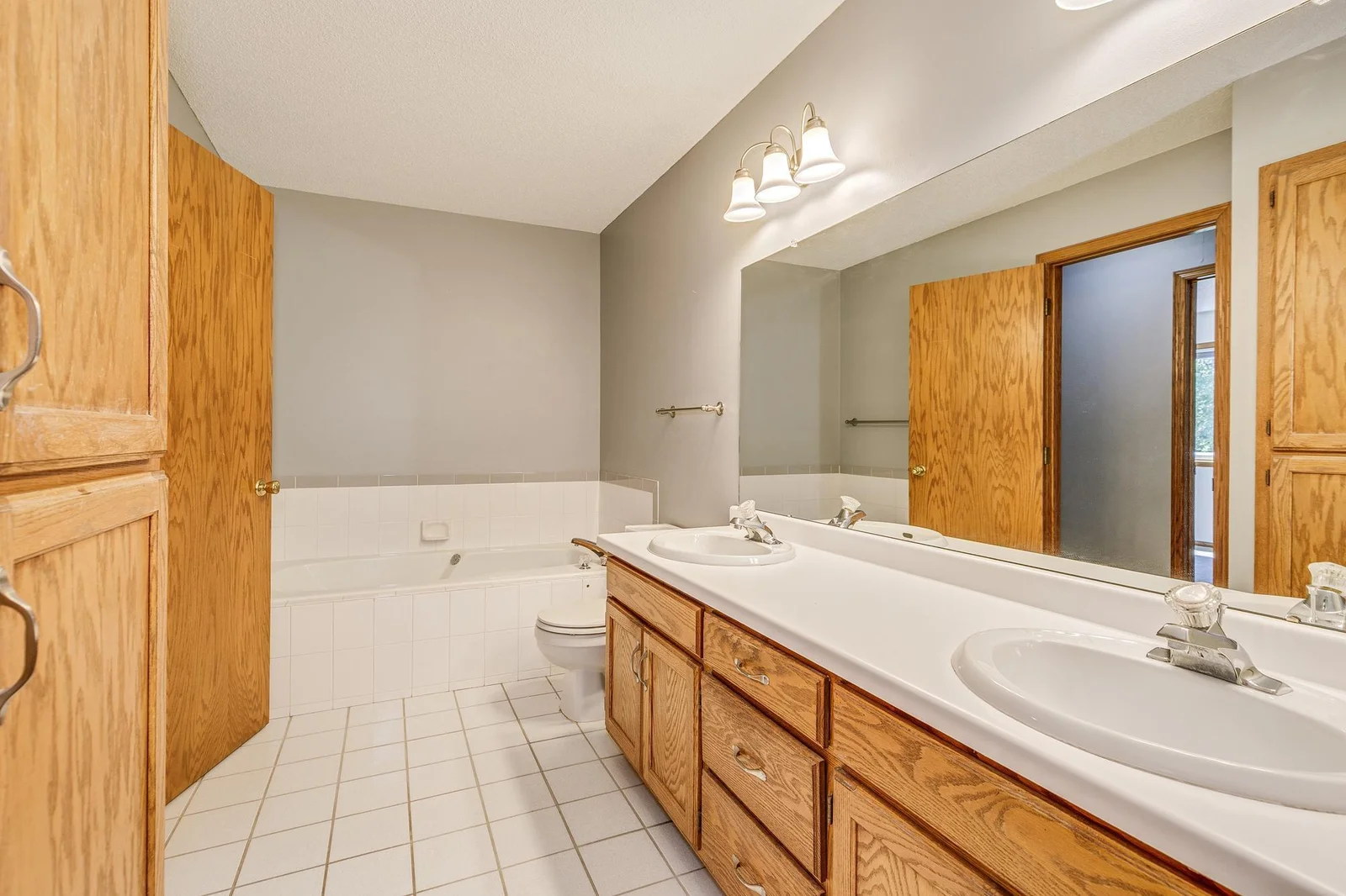 Big jacuzzi tub and separate shower