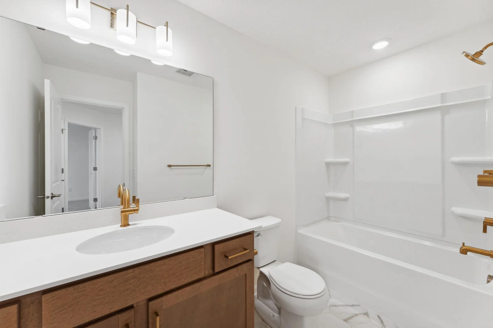 Full bath on upper