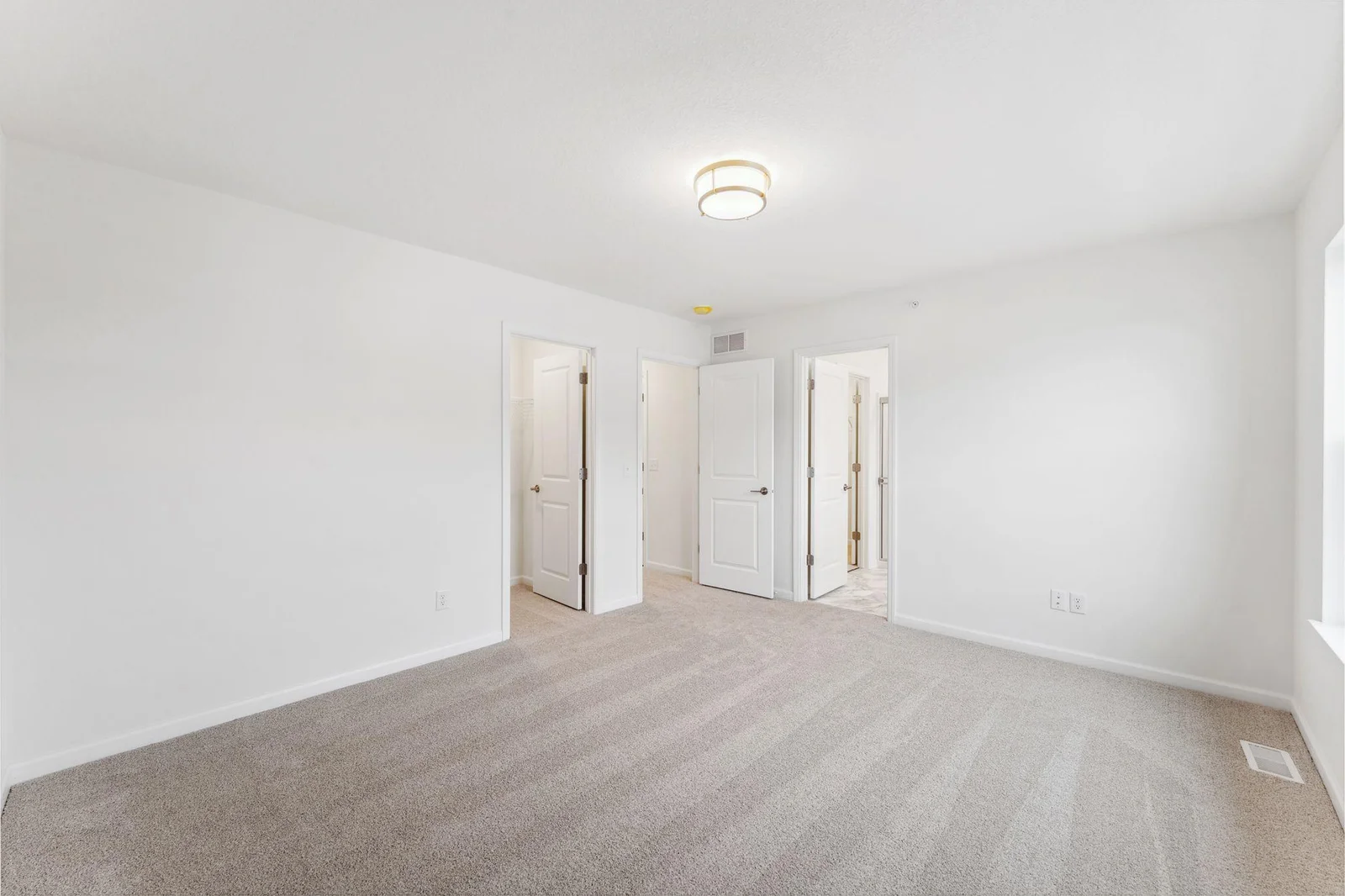 Owner's bedroom has 2 walk-in closets!