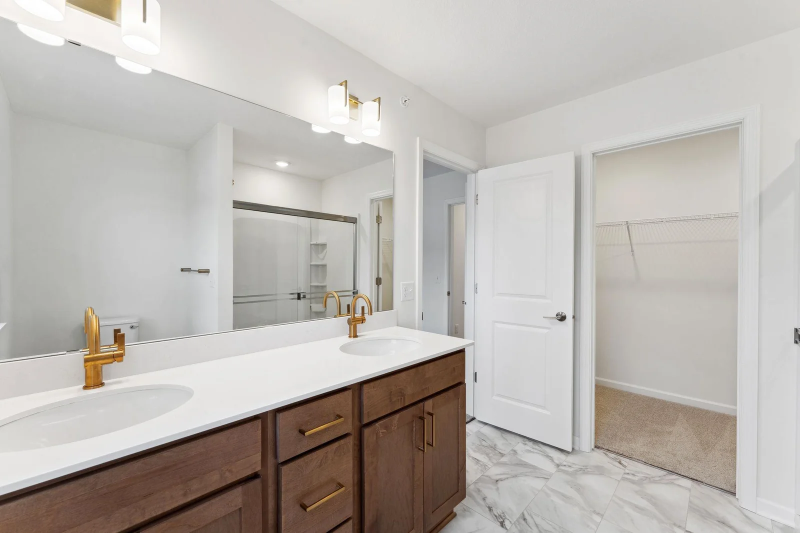Owner's bath with dual sinks