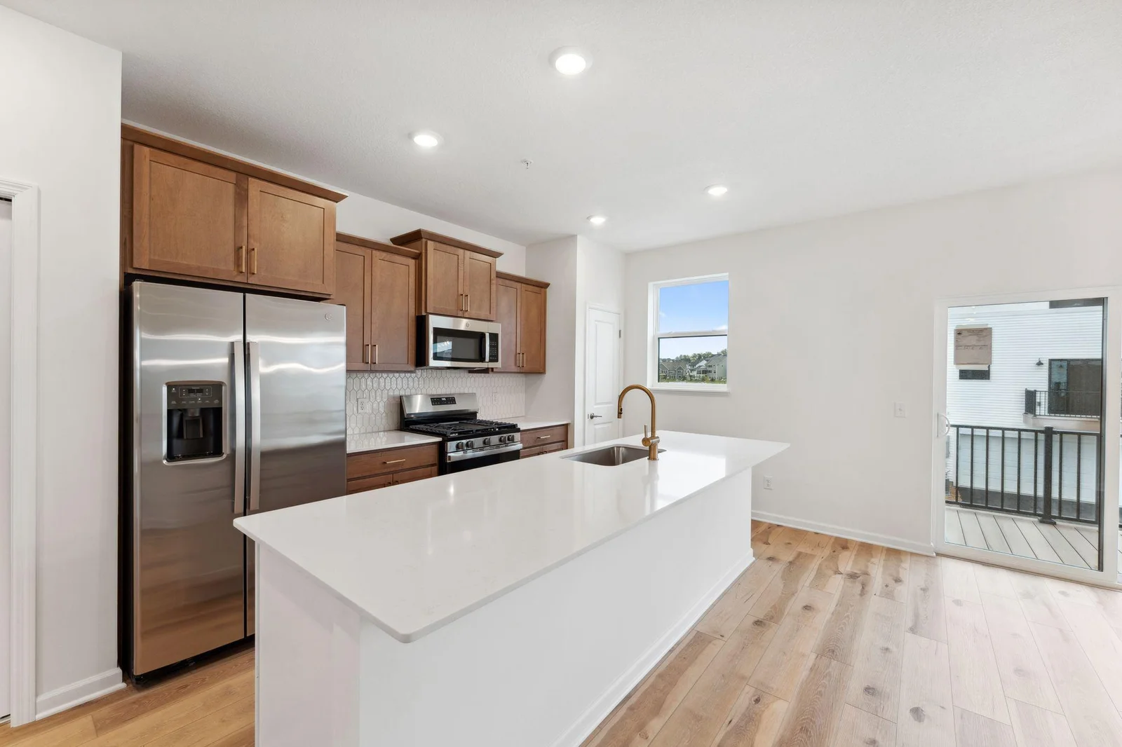 Model collection with extended kitchen island
